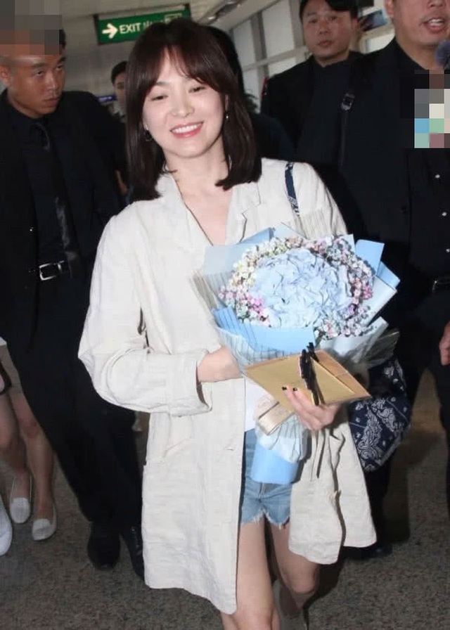 Song Hye Kyo lại khiến fan ngất ngây với loạt ảnh lả lơi, gợi cảm - 6 Song Hye Kyo lại khiến fan ngất ngây với loạt ảnh lả lơi, gợi cảm - 6