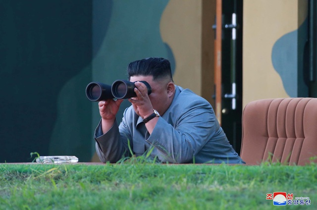 Ông Kim Jong-un thị sát vụ phóng tên lửa khiến đối thủ khiếp sợ - 1 Ông Kim Jong-un thị sát vụ phóng tên lửa khiến đối thủ khiếp sợ - 1