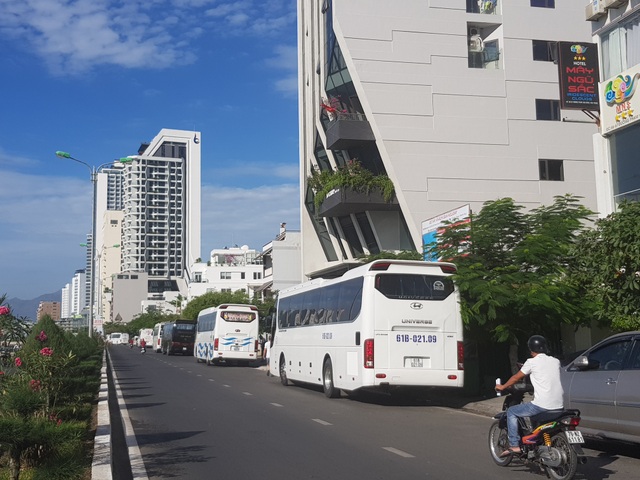 Xe du lịch bát nháo, dừng hàng chục phút trên đường để đón khách - 2