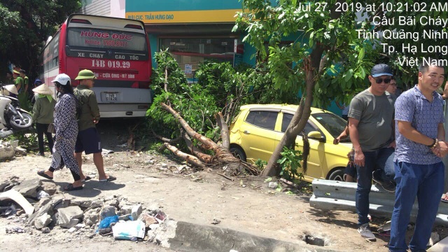 Xe khách nổ lốp quét hàng loạt phương tiện, 2 người tử vong, 3 người trọng thương - 3