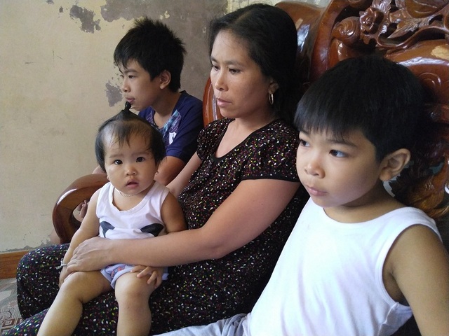 Tàu cá cùng 5 ngư dân mất tích: Mỏi mòn ngóng tin từ biển - 2 Tàu cá cùng 5 ngư dân mất tích: Mỏi mòn ngóng tin từ biển - 2