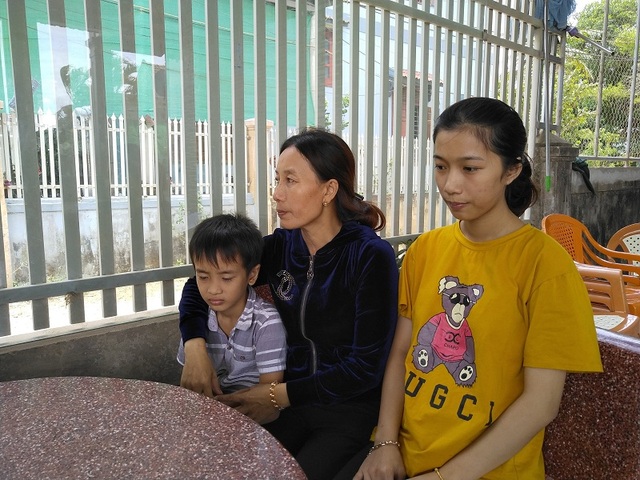 Tàu cá cùng 5 ngư dân mất tích: Mỏi mòn ngóng tin từ biển - 1 Tàu cá cùng 5 ngư dân mất tích: Mỏi mòn ngóng tin từ biển - 1