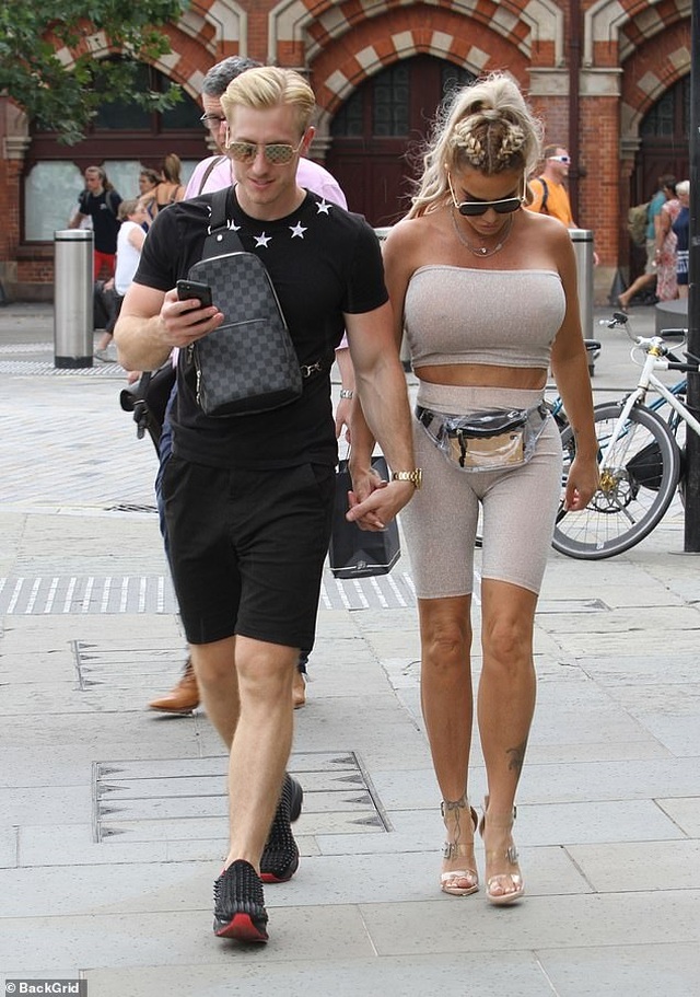 Katie Price khoe ngực khủng khi đi chơi phố cùng bồ trẻ - 5 Katie Price khoe ngực khủng khi đi chơi phố cùng bồ trẻ - 5