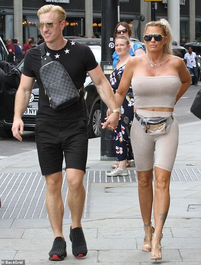 Katie Price khoe ngực khủng khi đi chơi phố cùng bồ trẻ - 7 Katie Price khoe ngực khủng khi đi chơi phố cùng bồ trẻ - 7