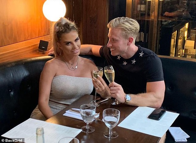 Katie Price khoe ngực khủng khi đi chơi phố cùng bồ trẻ - 4 Katie Price khoe ngực khủng khi đi chơi phố cùng bồ trẻ - 4