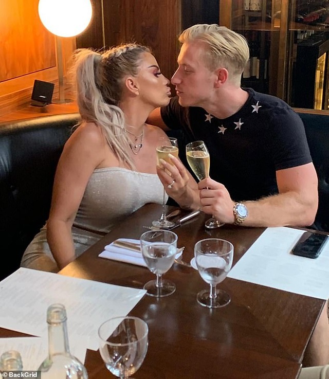 Katie Price khoe ngực khủng khi đi chơi phố cùng bồ trẻ - 2 Katie Price khoe ngực khủng khi đi chơi phố cùng bồ trẻ - 2
