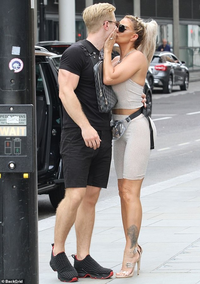 Katie Price khoe ngực khủng khi đi chơi phố cùng bồ trẻ - 8 Katie Price khoe ngực khủng khi đi chơi phố cùng bồ trẻ - 8