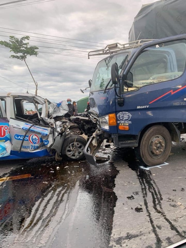 Taxi nát đầu khi tông xe tải, tài xế tử vong - 1 Taxi nát đầu khi tông xe tải, tài xế tử vong - 1