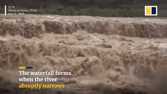 Dân Trung Quốc đổ xô đi xem thác lũ chảy cuồn cuộn - 1