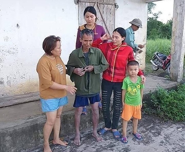 Người đàn ông được ba phụ nữ cứu sống sau 5 giờ đồng hồ rơi xuống giếng hoang - 2 Người đàn ông được ba phụ nữ cứu sống sau 5 giờ đồng hồ rơi xuống giếng hoang - 2