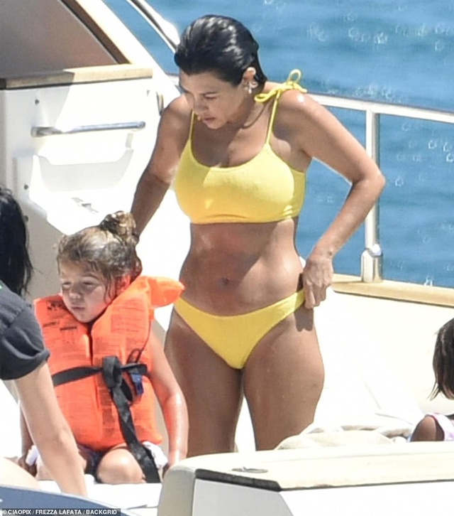 Kourtney Kardashian diện bikini bốc lửa trong kỳ nghỉ hè - 4 Kourtney Kardashian diện bikini bốc lửa trong kỳ nghỉ hè - 4