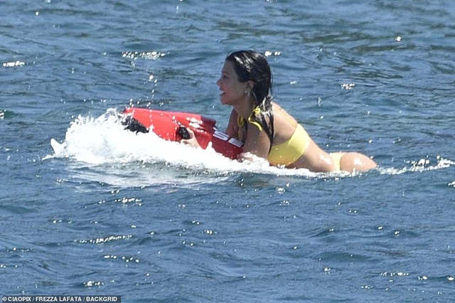 Kourtney Kardashian diện bikini bốc lửa trong kỳ nghỉ hè - 7 Kourtney Kardashian diện bikini bốc lửa trong kỳ nghỉ hè - 7