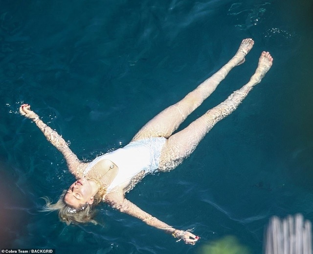 Amber Heard khoe da mịn, dáng thon - 5 Amber Heard khoe da mịn, dáng thon - 5