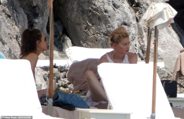 Amber Heard khoe da mịn, dáng thon - 11 Amber Heard khoe da mịn, dáng thon - 11