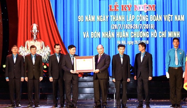 Thủ tướng Nguyễn Xuân Phúc: “Công đoàn ở tuyến đầu trong công nghiệp hoá, hiện đại hoá” - 2 Thủ tướng Nguyễn Xuân Phúc: “Công đoàn ở tuyến đầu trong công nghiệp hoá, hiện đại hoá” - 2