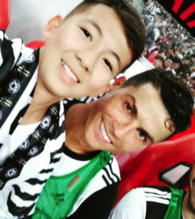 Cổ động viên 14 tuổi bị cảnh sát tạm giữ vì tiếp cận C.Ronaldo Cổ động viên 14 tuổi bị cảnh sát tạm giữ vì tiếp cận C.Ronaldo