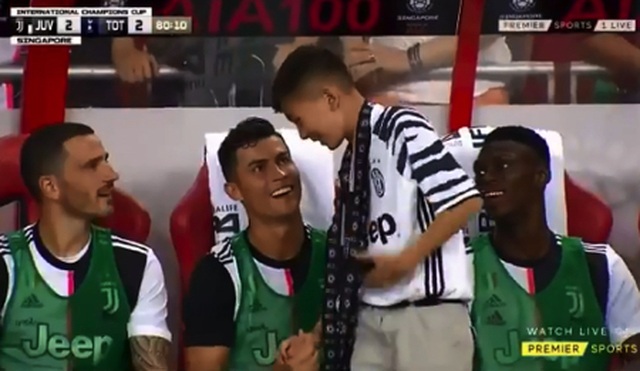 Cổ động viên 14 tuổi bị cảnh sát tạm giữ vì tiếp cận C.Ronaldo - 2 Cổ động viên 14 tuổi bị cảnh sát tạm giữ vì tiếp cận C.Ronaldo - 2