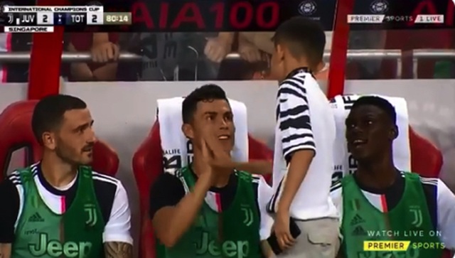 Cổ động viên 14 tuổi bị cảnh sát tạm giữ vì tiếp cận C.Ronaldo - 3 Cổ động viên 14 tuổi bị cảnh sát tạm giữ vì tiếp cận C.Ronaldo - 3