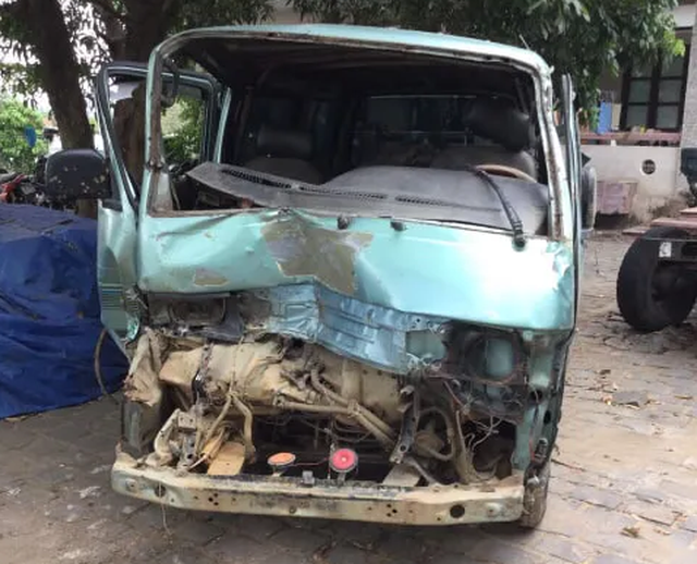 Vụ ô tô tông thẳng xe CSGT: Xe chở gỗ quý, tài xế dương tính với ma túy - 2 Vụ ô tô tông thẳng xe CSGT: Xe chở gỗ quý, tài xế dương tính với ma túy - 2