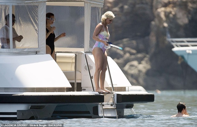 Katy Perry lộ dáng đẫy đà trên biển - 8 Katy Perry lộ dáng đẫy đà trên biển - 8