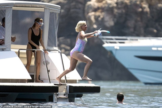 Katy Perry lộ dáng đẫy đà trên biển - 6 Katy Perry lộ dáng đẫy đà trên biển - 6