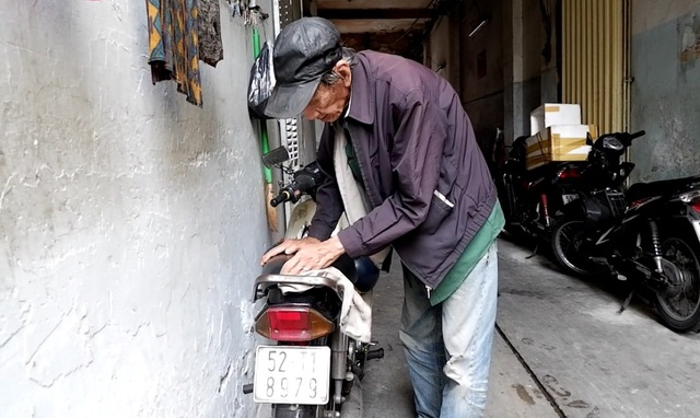 Ông lão 20 năm sống nhờ những cuốc xe đêm - 2 Ông lão 20 năm sống nhờ những cuốc xe đêm - 2