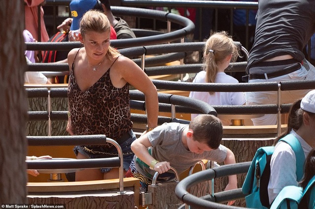 Coleen Rooney đưa con đi chơi công viên - 2 Coleen Rooney đưa con đi chơi công viên - 2