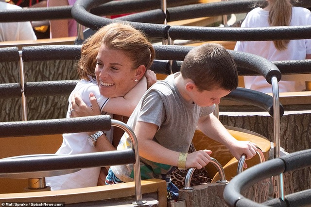 Coleen Rooney đưa con đi chơi công viên - 4 Coleen Rooney đưa con đi chơi công viên - 4