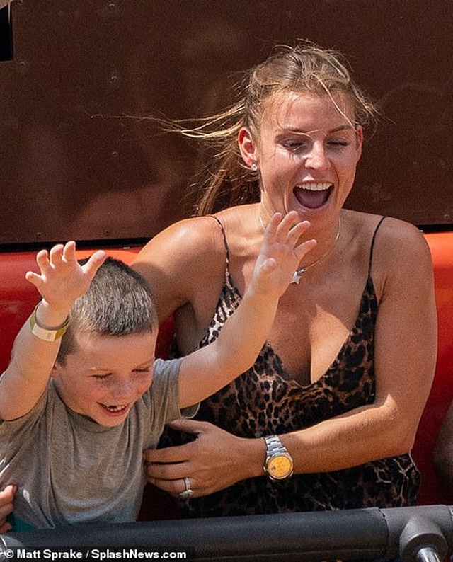 Coleen Rooney đưa con đi chơi công viên - 5 Coleen Rooney đưa con đi chơi công viên - 5
