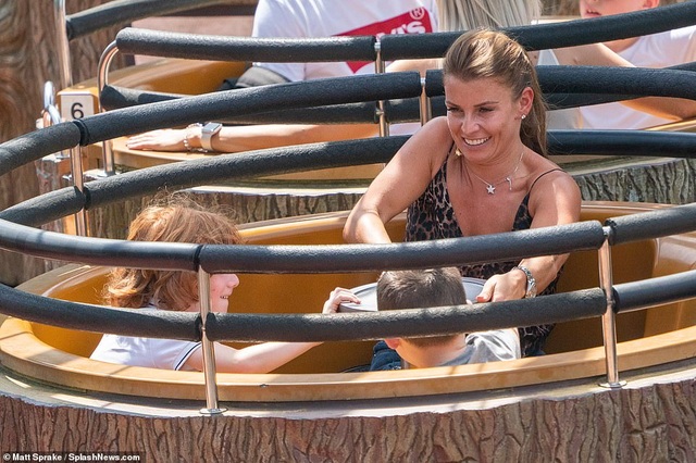 Coleen Rooney đưa con đi chơi công viên - 6 Coleen Rooney đưa con đi chơi công viên - 6