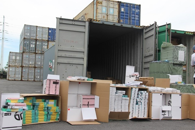 Bắt container chứa hàng nghìn phụ kiện điện thoại Trung Quốc giả xuất xứ Việt Nam - 1 Bắt container chứa hàng nghìn phụ kiện điện thoại Trung Quốc giả xuất xứ Việt Nam - 1