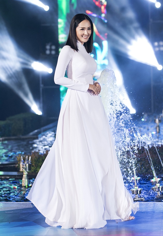 Mai Phương Thúy “than thở” bị rộp da chân khi trở lại sàn catwalk sau nhiều năm - 2 Mai Phương Thúy “than thở” bị rộp da chân khi trở lại sàn catwalk sau nhiều năm - 2