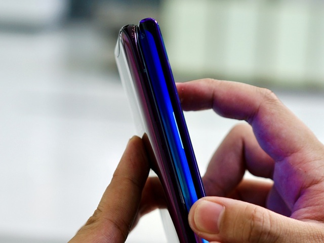 Oppo “khoe” nguyên mẫu smartphone màn hình siêu cong, không có phím bấm vật lý - Ảnh minh hoạ 5