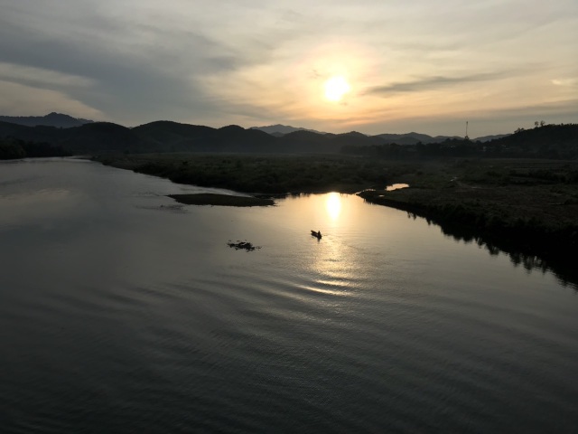 Bình minh lẻ loi trên sông Lam - 1