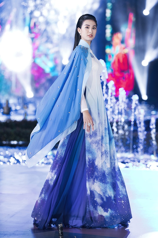 Mai Phương Thúy “than thở” bị rộp da chân khi trở lại sàn catwalk sau nhiều năm - 8 Mai Phương Thúy “than thở” bị rộp da chân khi trở lại sàn catwalk sau nhiều năm - 8