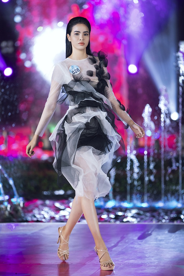 Mai Phương Thúy “than thở” bị rộp da chân khi trở lại sàn catwalk sau nhiều năm - 9 Mai Phương Thúy “than thở” bị rộp da chân khi trở lại sàn catwalk sau nhiều năm - 9