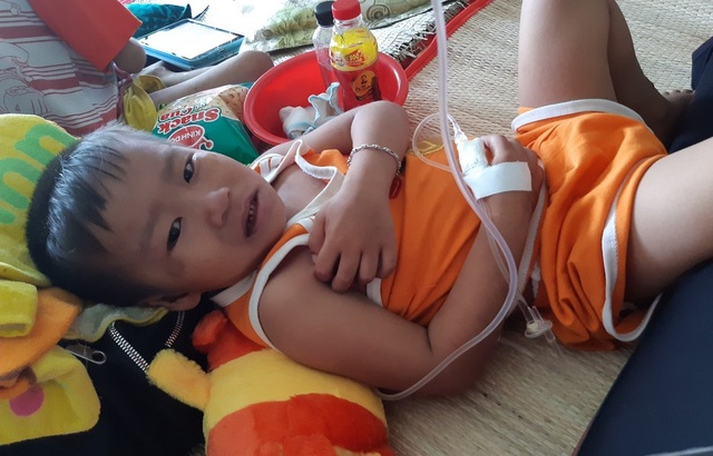 Xót xa cảnh cháu bé 3 tuổi quằn quại trong cơn đau vì ung thư quái ác hành hạ - 6 Xót xa cảnh cháu bé 3 tuổi quằn quại trong cơn đau vì ung thư quái ác hành hạ - 6