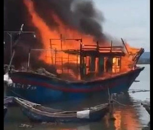 Tàu cá cháy rụi nghi do hàn xì - 1 Tàu cá cháy rụi nghi do hàn xì - 1