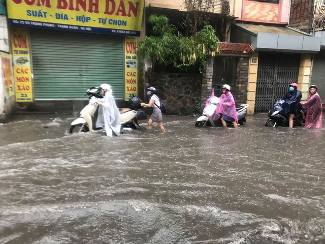 Hà Nội: Mưa lớn 30 phút, phố ngập thành sông - 11