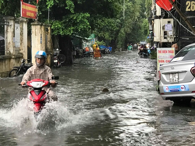 Hà Nội: Mưa lớn 30 phút, phố ngập thành sông - 13