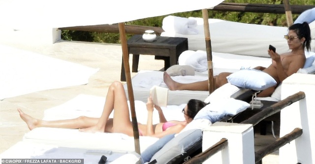 Kourtney Kardashian và em gái khoe dáng chuẩn trong kỳ nghỉ ở Ý - 12 Kourtney Kardashian và em gái khoe dáng chuẩn trong kỳ nghỉ ở Ý - 12