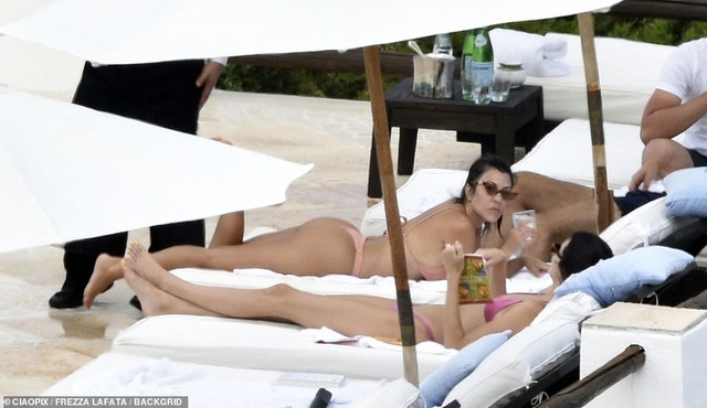 Kourtney Kardashian và em gái khoe dáng chuẩn trong kỳ nghỉ ở Ý - 7 Kourtney Kardashian và em gái khoe dáng chuẩn trong kỳ nghỉ ở Ý - 7