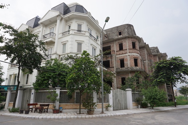 Cận cảnh hàng loạt biệt thự bỏ hoang ở “phố nhà giàu” ngoại ô Hà Nội - 7