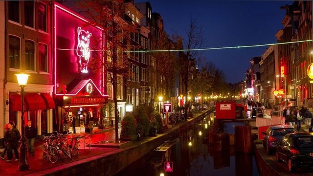 Gái mại dâm bức xúc vì thành phố Hà Lan tính đóng cửa phố đèn đỏ - 2