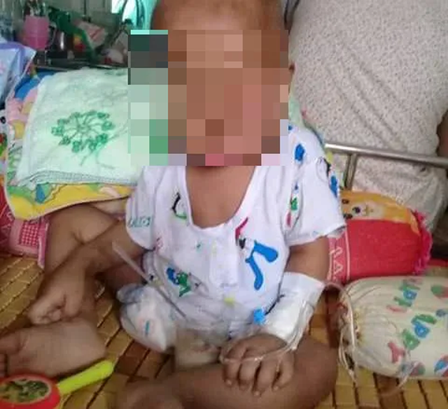 Xót xa cảnh cháu bé 3 tuổi quằn quại trong cơn đau vì ung thư quái ác hành hạ - 2 Xót xa cảnh cháu bé 3 tuổi quằn quại trong cơn đau vì ung thư quái ác hành hạ - 2