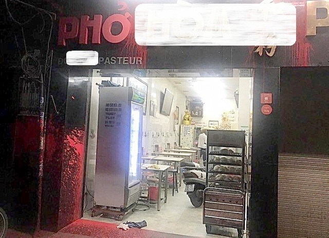 Quán phở ở trung tâm TPHCM bị “khủng bố” bằng mắm tôm, lòng lợn - 1 Quán phở ở trung tâm TPHCM bị “khủng bố” bằng mắm tôm, lòng lợn - 1