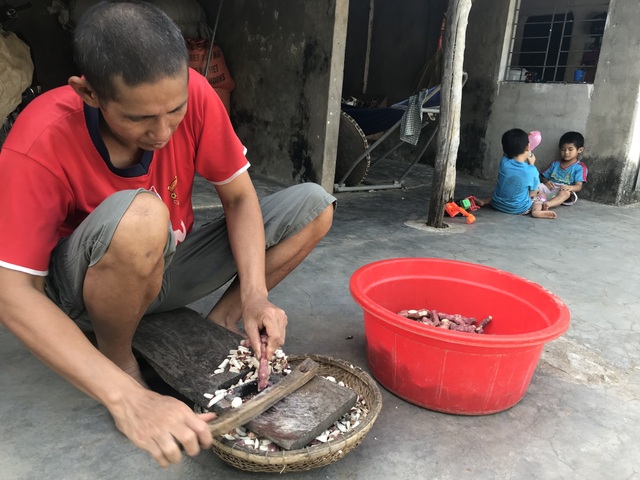 Xót thương những đứa trẻ nheo nhóc lo...người cha không ăn được cơm - 3 Xót thương những đứa trẻ nheo nhóc lo...người cha không ăn được cơm - 3