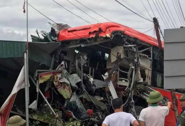 Xe khách lao vào nhà dân, đầu xe nát bét, tài xế bị thương - 2 Xe khách lao vào nhà dân, đầu xe nát bét, tài xế bị thương - 2
