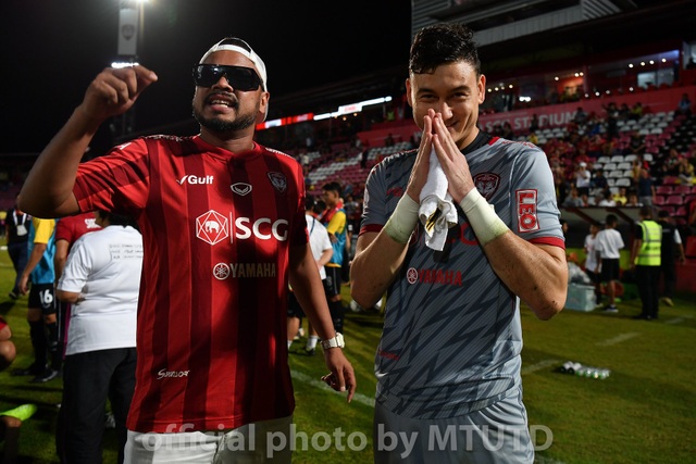 Văn Lâm chơi ổn định, Muangthong United đại thắng ở Thái-League - 1