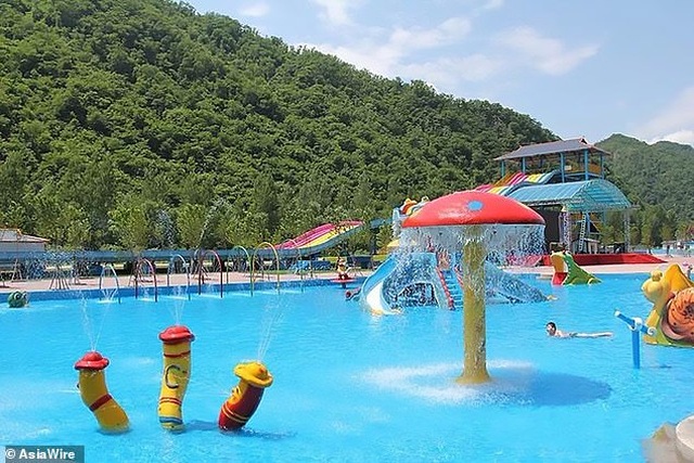 Hồ bơi tạo “sóng thần” khiến hàng chục khách bị thương la liệt - 3 Hồ bơi tạo “sóng thần” khiến hàng chục khách bị thương la liệt - 3